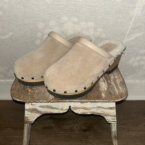M. GEMI Greta Shearling Clogs Tan Size 5 1/2